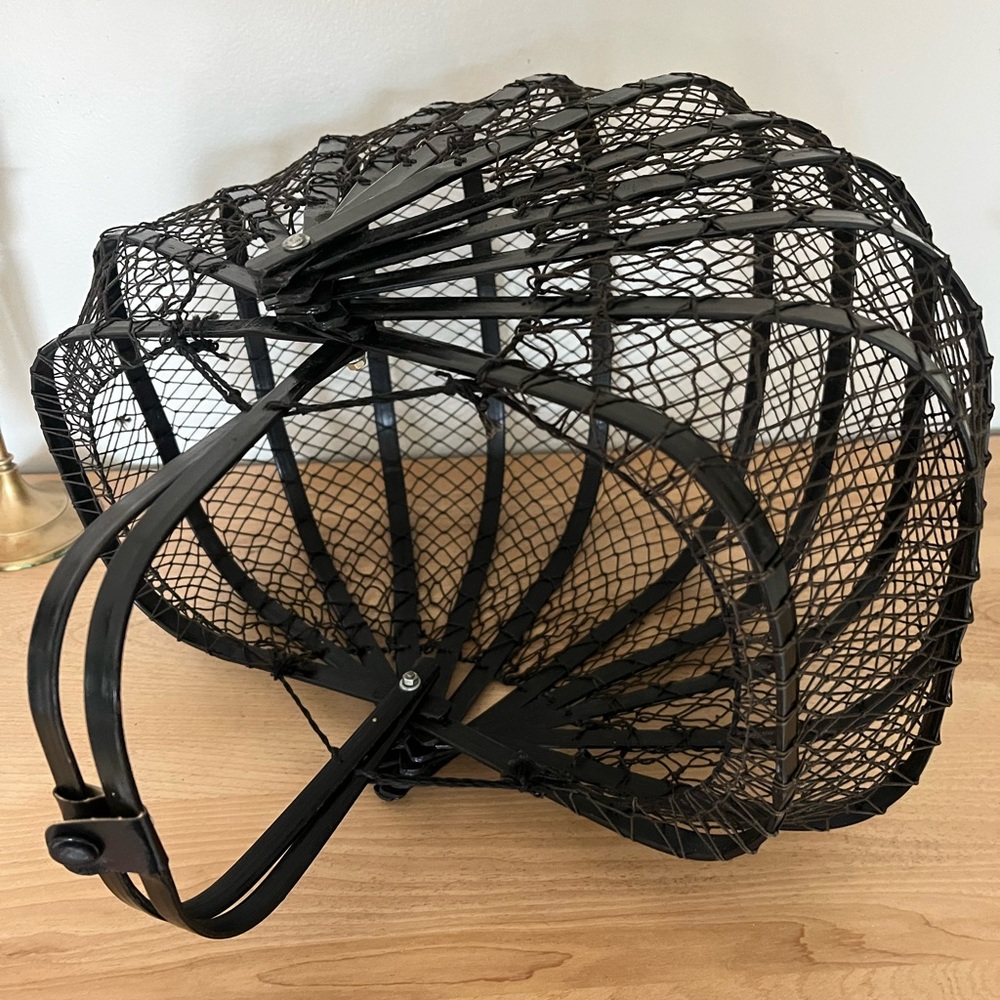 Vintage 1960’s Japanese collapsible bamboo and fishnet folding basket - Picture 4 of 6